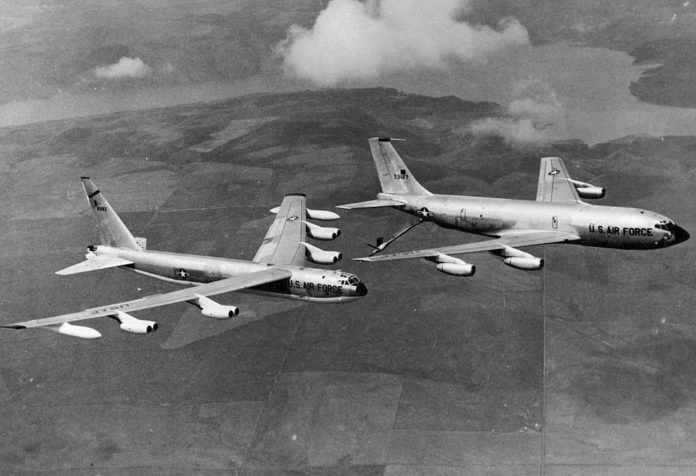 B-52 Stratofortress cargando combustible en voo dende un StratoTanker, na operación Chrome Dome.