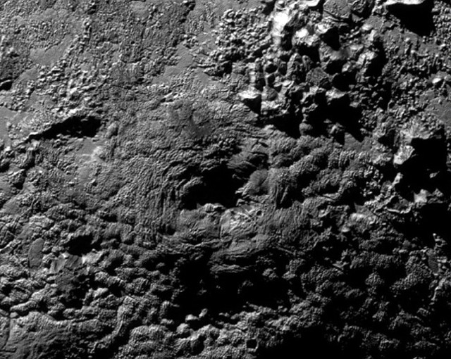 O sobrevoo que fixo o pasado mes de xullo a nave New Horizons da NASA sobre Plutón identificou dous posibles criovolcanes, uns volcáns que expulsan xeo, sobre a superficie deste planeta anano. En concreto, observáronse dúas grandes montañas (como a da imaxe), de varios quilómetros de altura e decenas de quilómetros de diámetro, que presentan unha gran depresión ou buraco na parte superior, desde a que se podería estar a arroxar auga xeada e outras sustancias. Esta hipótese, que haberá que confirmar con novas investigacións, expuxérona os membros da misión durante a 47 reunión anual da División de Ciencias Planetarias da Sociedade Astronómica Americana, que se celebra estes días en Washington, nos Estados Unidos. “Trátase de grandes montañas cun gran burato no cumio, o que na Terra, xeralmente, significa unha cousa: é un volcán”, afirma Oliver White, científico do Centro de Investigación Ames da NASA. En troques de lava e fume, estes volcáns botarían auga, nitróxeno, amoníaco e metano.