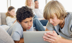 Os pais controlan os contidos de Internet dos seus fillos.