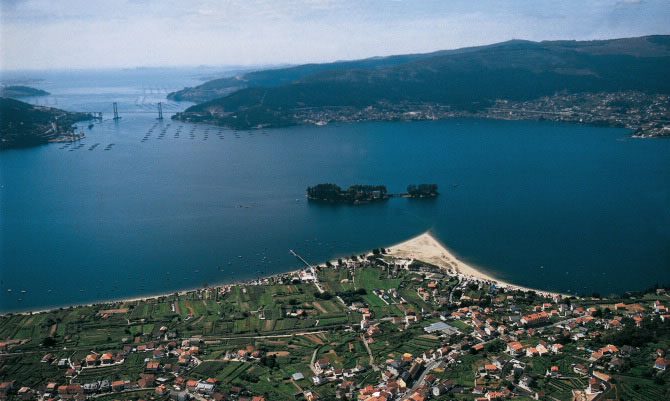 Vista da enseada de San Simón, no fondo da ría de Vigo.