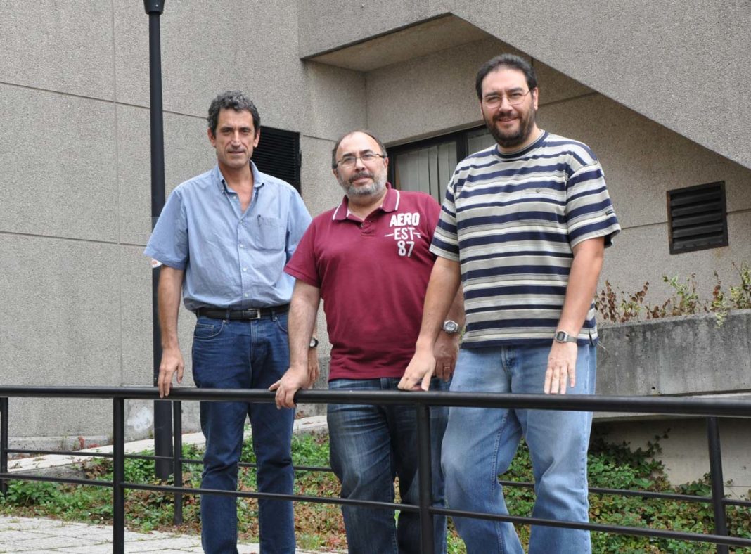 Os investigadores Ramón Hermida (centro), xunto a Artemio Mojón e José R. Fernández.