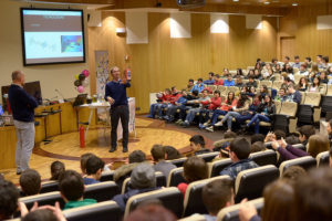 Os estudantes, nunha charla científica no salón de actos.