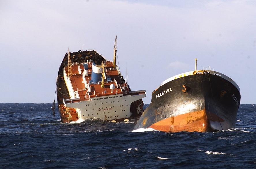Afundimento do petroleiro Prestige fronte a costa de Galicia no 2002.