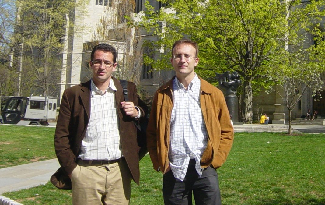 Carlos Cobas e Santiago Domínguez, dous dos fundadores de Mestrelab, fronte á  Universidade de Princeton, coa que colaboran
