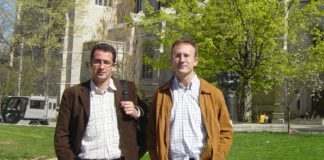 Carlos Cobas e Santiago Domínguez, dous dos fundadores de Mestrelab, fronte á Universidade de Princeton, coa que colaboran