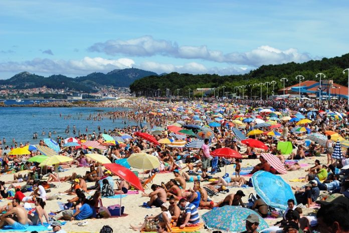 A praia de Samil, en Vigo, abarrotada de bañistas.