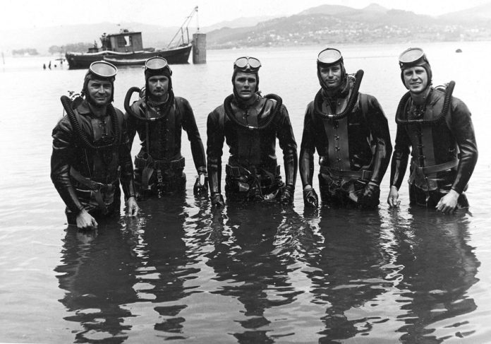 Robert Sténuit co seu equipo de mergulladores en Vigo, na década dos 50.