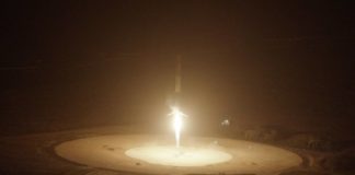 O foguete Falcon 9, aterrando.
