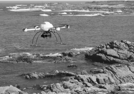 O dron na praia de Oia, en abril de 2013