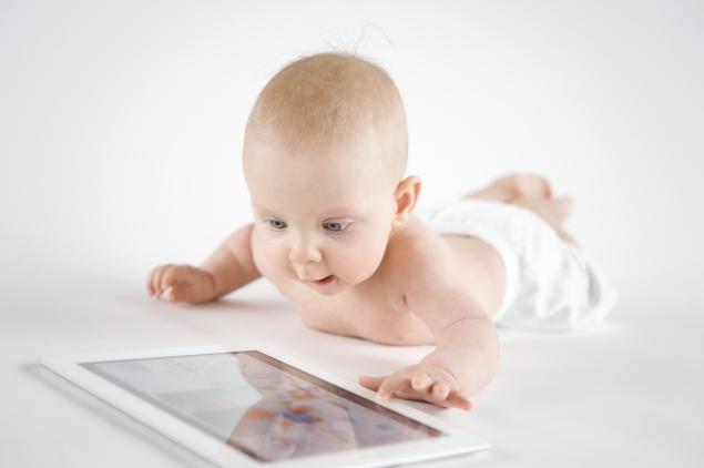 Aos 25 meses, os bebés xa controlan as tablets e smartphones.