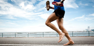 Correr descalzo optimiza a técnica e reduce o risco de lesións.