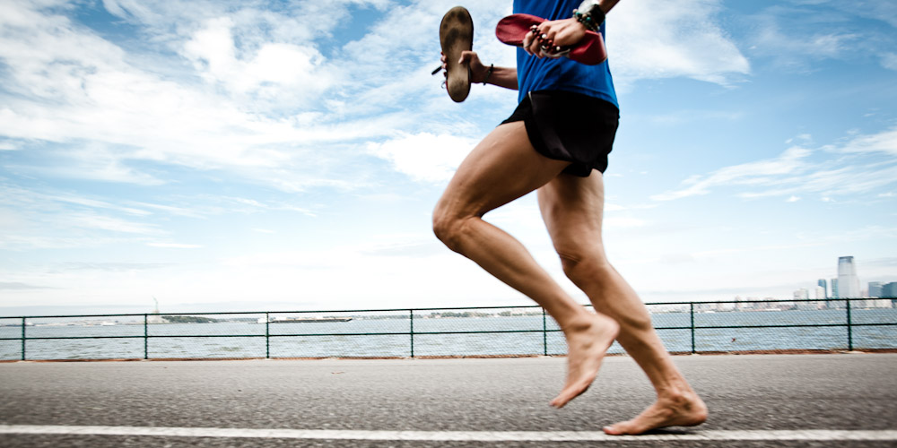 Correr descalzo optimiza a técnica e reduce o risco de lesións.
