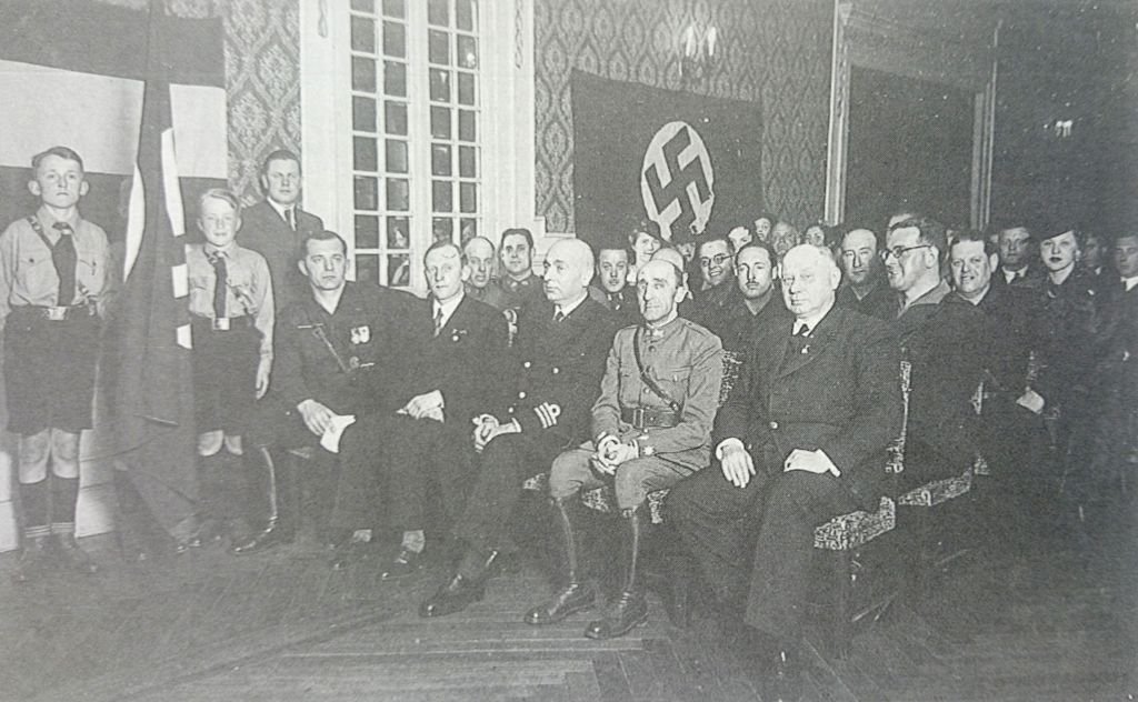 Xerarcas nazis co comandante militar de Vigo, Felipe Sánchez, e membros das Xuventudes Hitlerianas, nun acto en Vigo na Guerra Mundial.