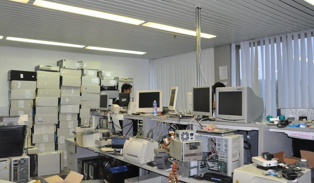 A Universidade de Vigo doa material informático en desuso a entidades sen ánimo de lucro.