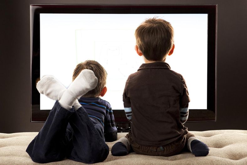 Os novos dispositivos non desprazan á televisión nas preferencias dos rapaces.