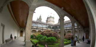 Claustro de Fonseca, sede da Universidade de Santiago de Compostela.