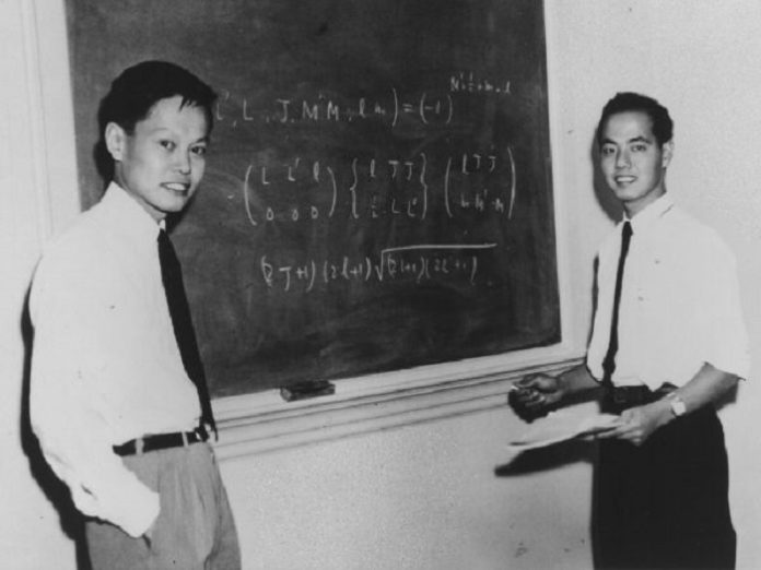 Chen Ning Yang, xunto ao seu colega Lee, gañadores do Nobel de Física en 1957.