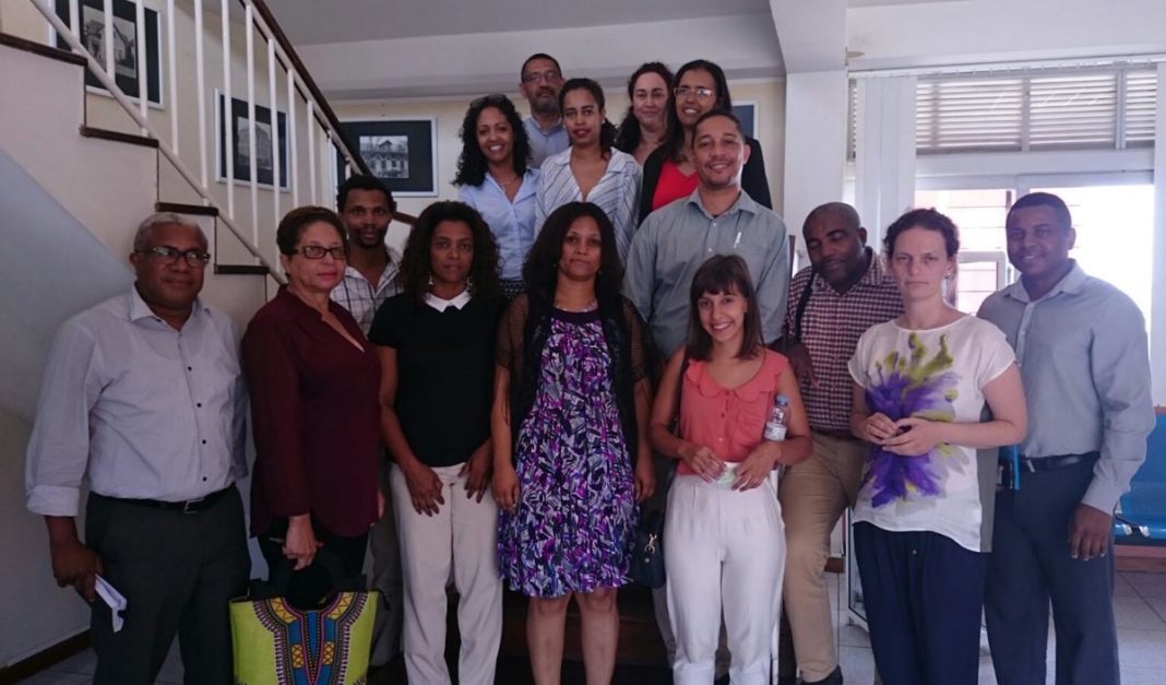 Imaxe de familia dunha das xuntanzas mantidas na Universidade de Cabo Verde con representantes do mundo académico e empresarial.