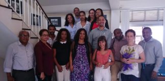 Imaxe de familia dunha das xuntanzas mantidas na Universidade de Cabo Verde con representantes do mundo académico e empresarial.