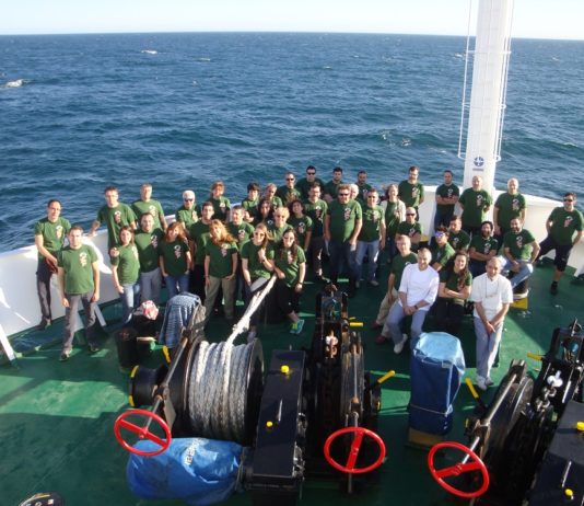 Foto dos membros e tripulantes da misión Bocats, fronte a Islandia.