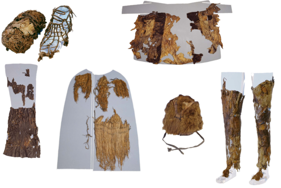 Pezas de Ötzi tal e como se exhiben no Museo de Arqueoloxía de Bolzano: zapato co interior de herba (esquerda) e o exterior de coiro (dereita), abrigo de coiro, taparrabos de coiro, capa de herba, chapeu de pel e polainas de coiro. / Institute for Mummies and the Iceman.