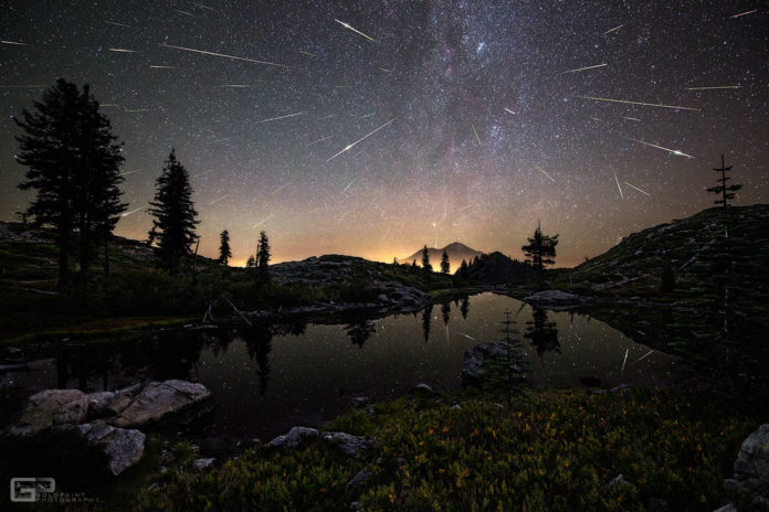 Chuvia de estrelas sobre o Monte Shasta (California).