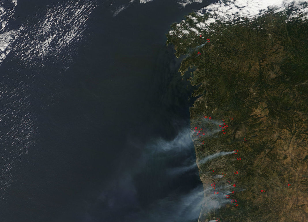 Imaxe do satélite Terra, da Nasa, tomada o 10 de agosto de 2016, cando tiveron lugar os grandes lumes de Santiago e Porto do Son. 