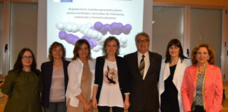 Rocío Carballido (centro), xunto aos membros do tribunal e as directoras da súa tese. Foto: USC.