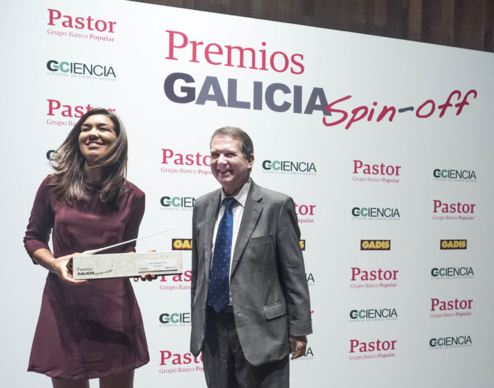 Verónica Rojo, de AllGenetics, recibe o premio Idea Emerxente do alcalde de Vigo, Abel Caballero.