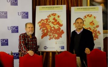 Os profesores Barros Dios (esquerda) e Ruano diante do mapa de radón galego por concellos