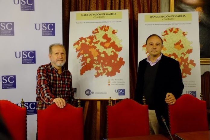 Os profesores Barros Dios (esquerda) e Ruano diante do mapa de radón galego por concellos. Foto: USC.