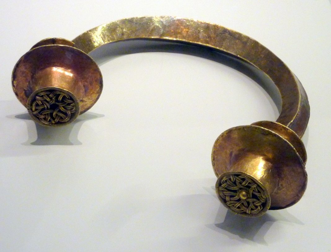 Un torque do texouro de Foxados, atopado en Curtis, hoxe no Museo de Pontevedra.