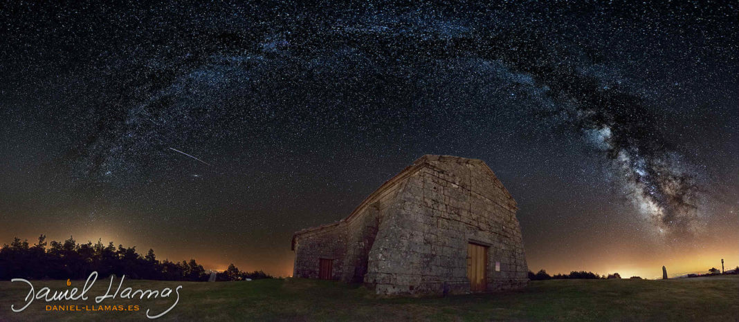 A Vía Láctea forma un arco sobre a ermida do Monte Faro.
