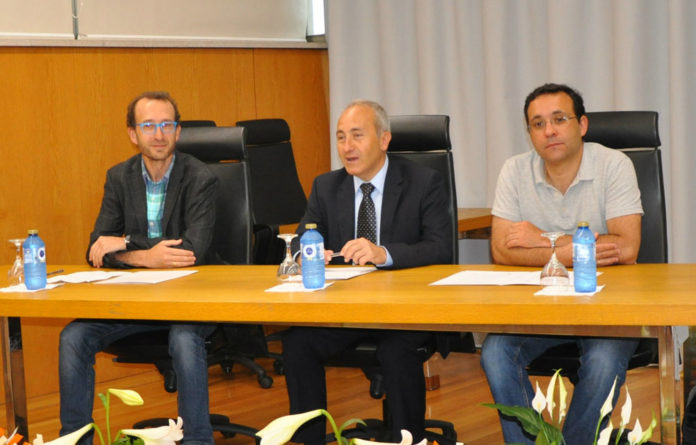Jacobo de Uña, investigador do SiDOR, xunto ao decano da Facultade e o decano da facultade e o director do Departamento de Estatí­stica e Investigación Operativa.