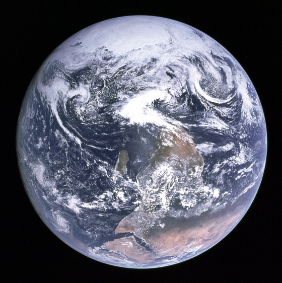 Foto da Terra tomada pola misión Apolo17, co polo Sur arriba.