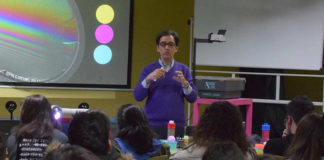 José Benito Vázquez impartindo unha charla nun instituto de ensino secundario. Foto: Duvi
