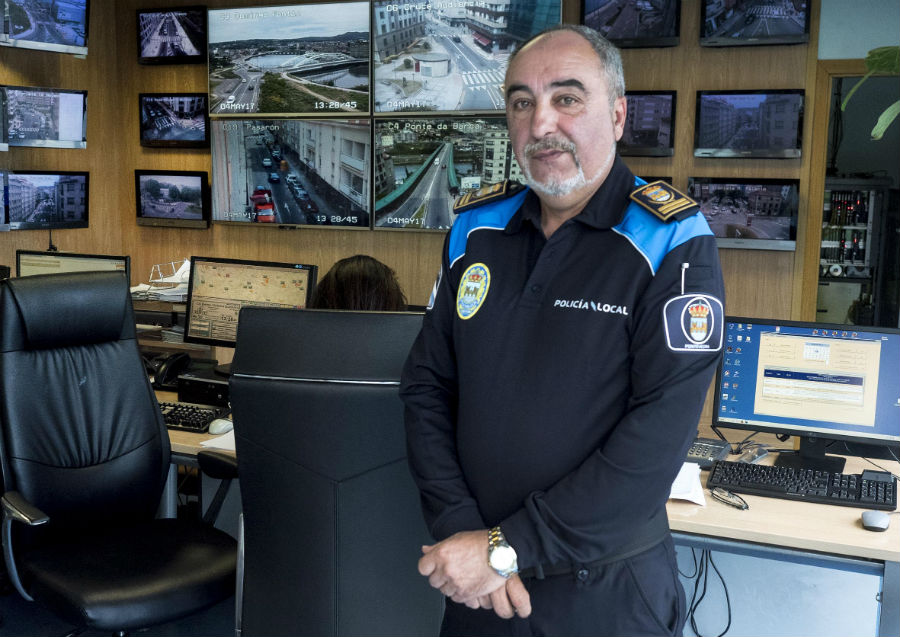 Daniel Macenlle, na sala de control da Policía Local de Pontevedra. Foto: Anxo Iglesias.