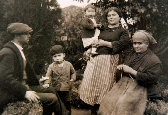 Un oleiro de Buño (Malpica), xunto á súa familia.
