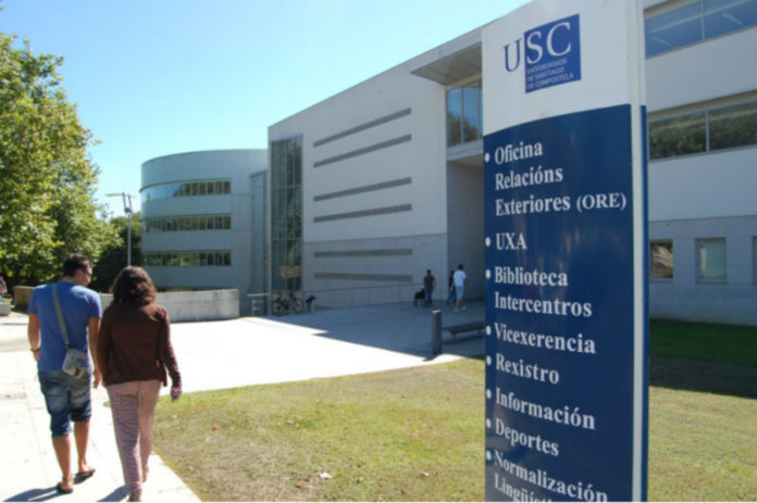 Estudantes nas inmediacións da Biblioteca Intercentros do campus de Lugo. Foto: USC.