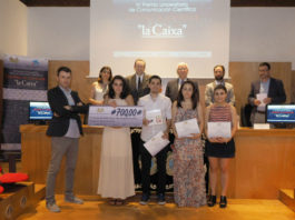 A gañadora do IV premio "Contar a Ciencia"; Claudia Alonso, e os finalistas, xunto ás autoridades e os responsables de GCiencia. Foto: Anxo Iglesias.