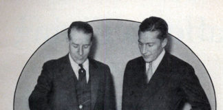 Armstrong (esquerda) coa maqueta dun Seadrome.