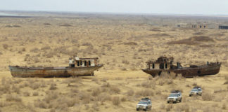 Barcos abandonados pola desecación do mar de Aral. Imaxe: Land Rover Mena / Wikicommons.