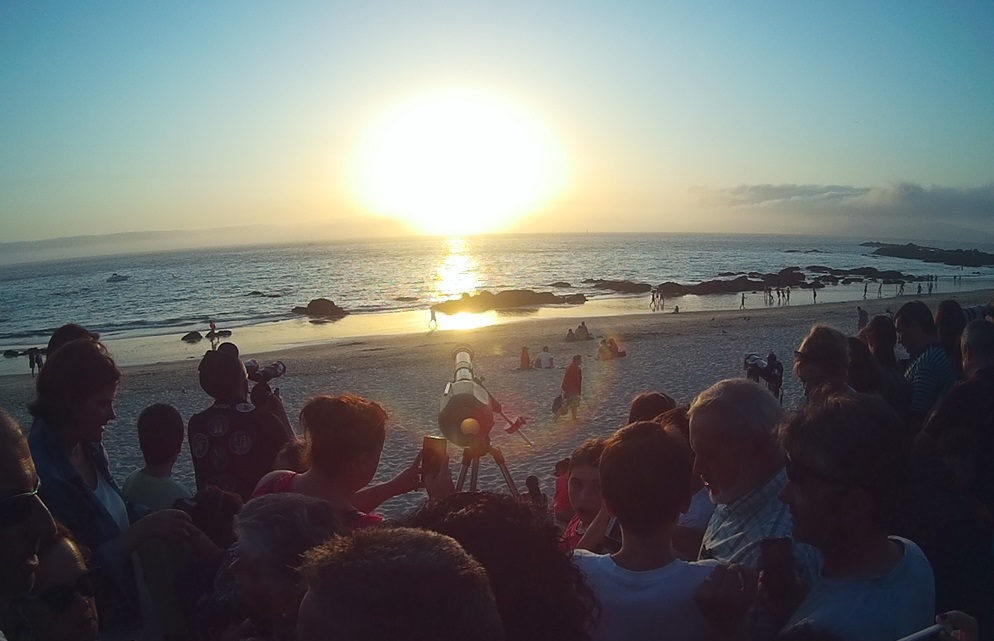 A praia de Samil, ateigada de xente coa observación da eclipse por FC3.