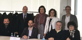 Os representantes dos proxecto xunto coa vicerreitora de Investigación, Asunción Longo, e a responsable da Oficina de I+D, Ángeles López (no centro). Imaxe: Duvi.