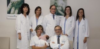O equipo do hospital Quirón da Coruña, coa nena nacida libre da mutación do xen BCRA1.