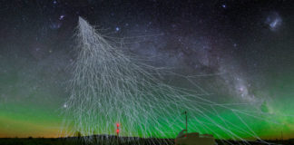 Representación artística dunha choiva de raios cósmicos cun detector Cherenkov de auga do Observatorio Pierre Auger no oeste de Arxentina. Créditos: A. Chantelauze, S. Saffi, L. Bret.