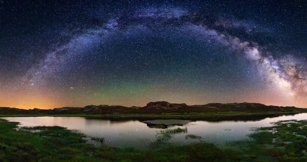 No municipio da Veiga, a ausencia de contaminación luminosa no ceo ofrece imaxes coma esta, tomada polo astrofotógrafo Óscar Blanco