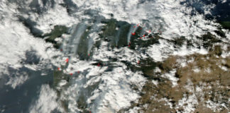 O fume de Galicia e Portugal cobre parte do Atlántico. Fonte: Nasa World View.