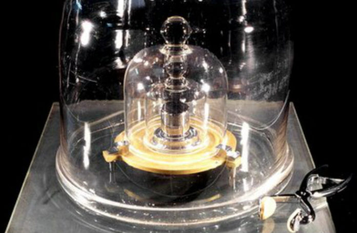 'Le Grand K', o cilindro de platino e iridio que se emprega como referencia internacional para medir o quilo, custodiado na Oficina Internacional de Pesos e Medidas de Paris. Fonte: BIPM.