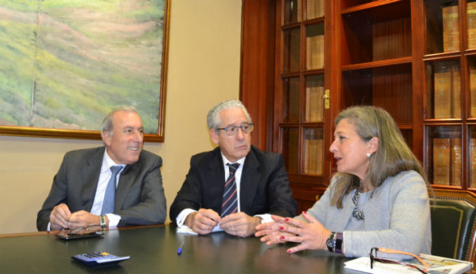 Francisco Puga, de Delta Vigo, o notario Miguel Lucas e Teresa Pedrosa, na sinatura do acordo. Foto: ZFV.
